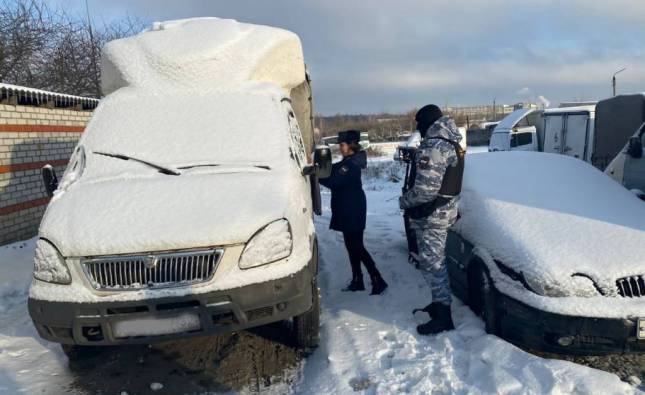 На оптовой базе в Брянске приставы арестовали сразу три автомобиля