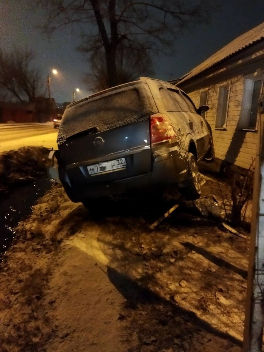 Легковушку снесло с дороги в Брянске