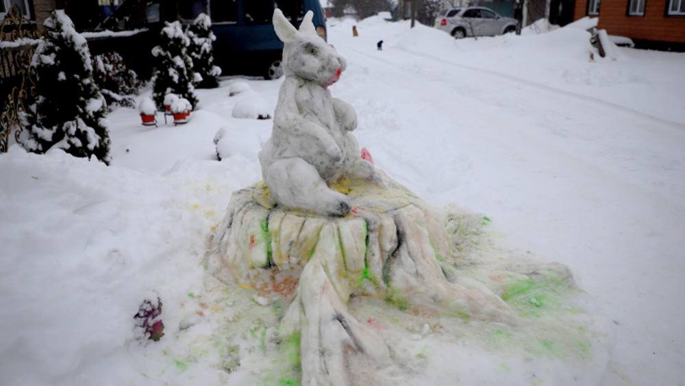 На окраине Клинцов заметили сказочные скульптуры кролика и совы