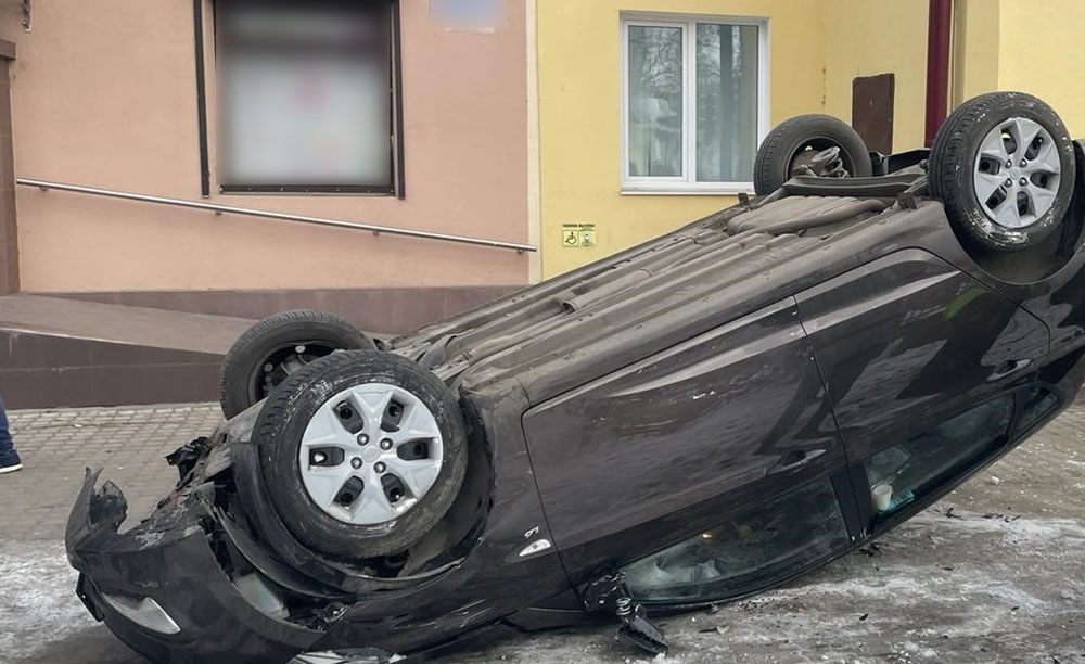 В Брянске автомобиль выбросило на тротуар