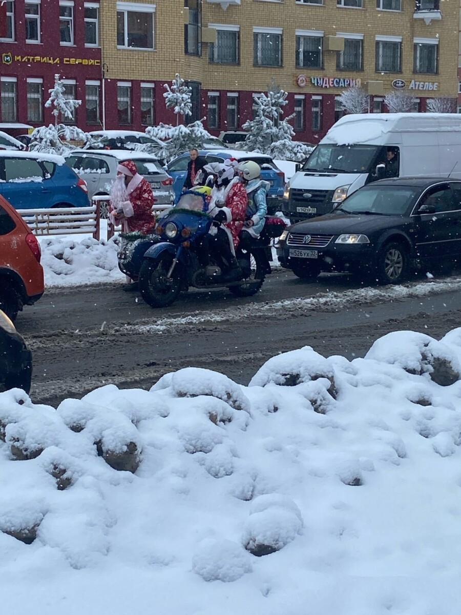 В Брянске замечена компания Дедов Морозов на мотоцикле