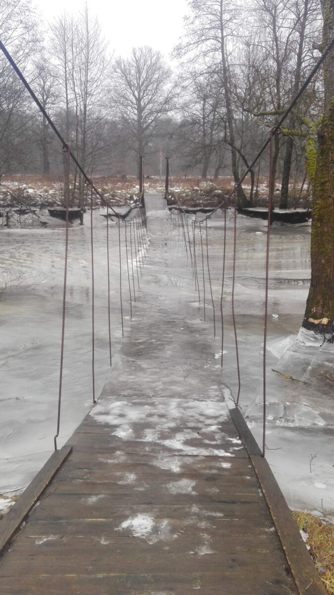 Подвесной мост в Навле оказался в ледовом плену