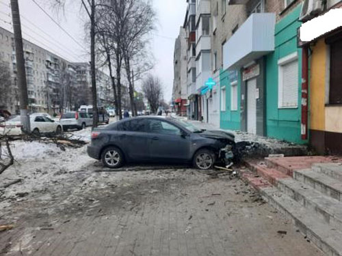 В Брянске автоледи на Mazda снесла дерево и въехала на ступени здания