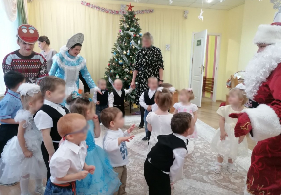 Следователи пришли с подарками в подшефный Карачевский дом ребенка