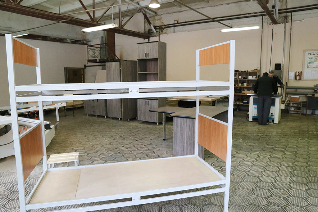 Мебельный цех «строгого режима» в Брянске выпускает школьные парты и двухъярусные кровати