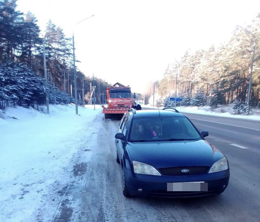 Дорожники помогли водителю на трассе Р-120 на обходе Брянска