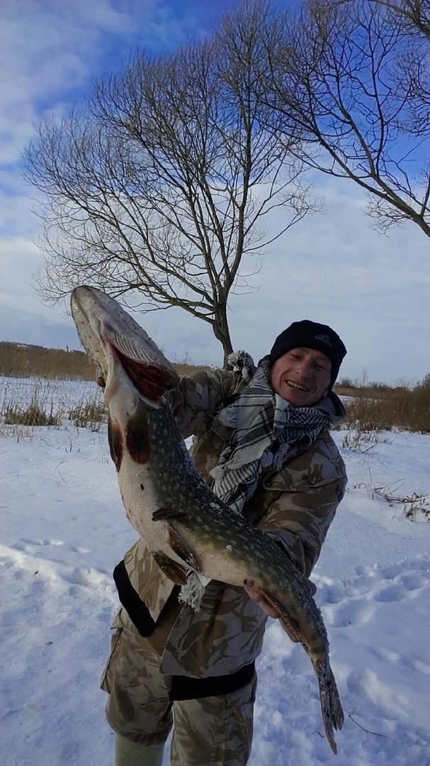 Из реки Сев в Брянской области рыбак выудил огромную щуку