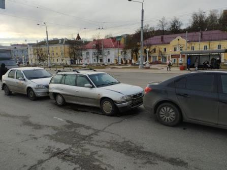 В Брянске водитель такси устроил тройное ДТП