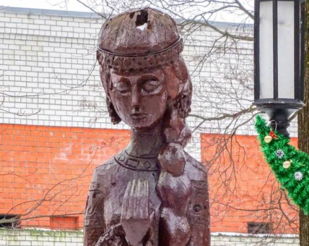 Жители Брянска просят спасти Деснянку – деревянная фигура начала гнить