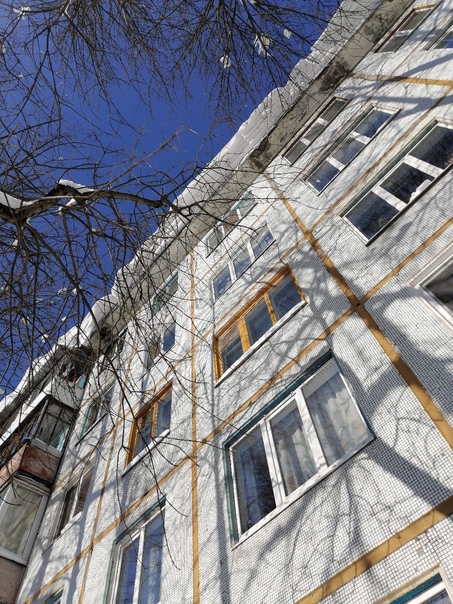 В Советском районе Брянска от схода снежных масс с крыш несколько человек получили травмы
