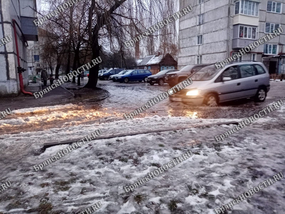 Двор в Новозыбкове затопило талой водой