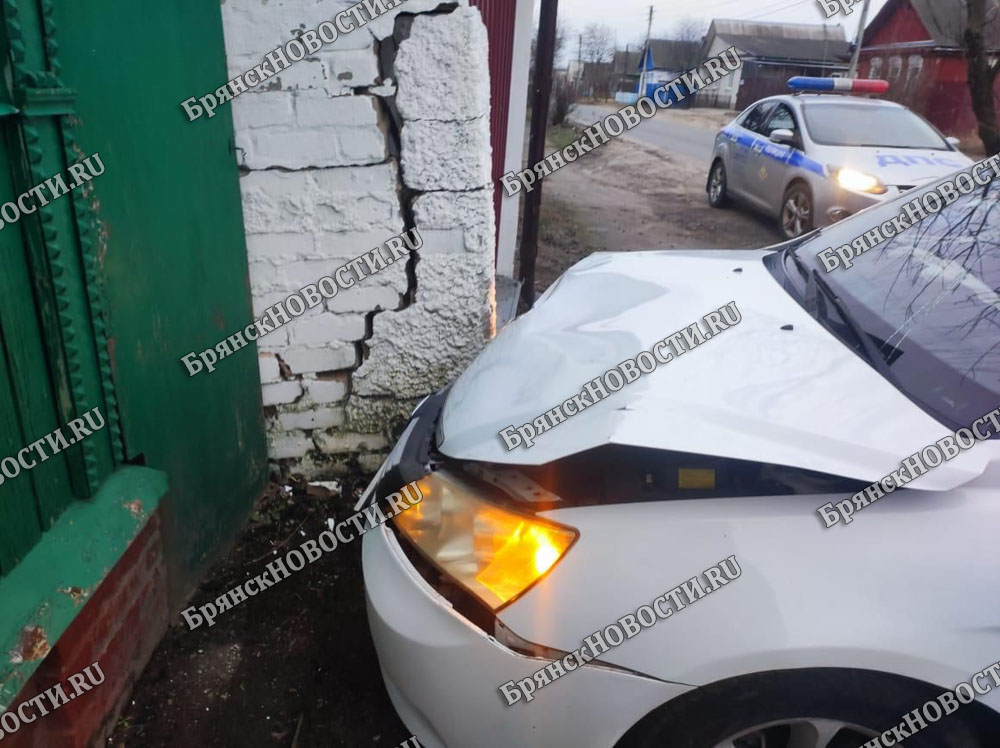 В Новозыбкове водитель влетел в забор и разбил автомобиль