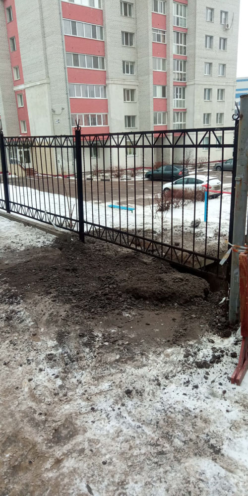 В Брянске службам потребовалось семь месяцев, чтобы засыпать огромную яму на тротуаре