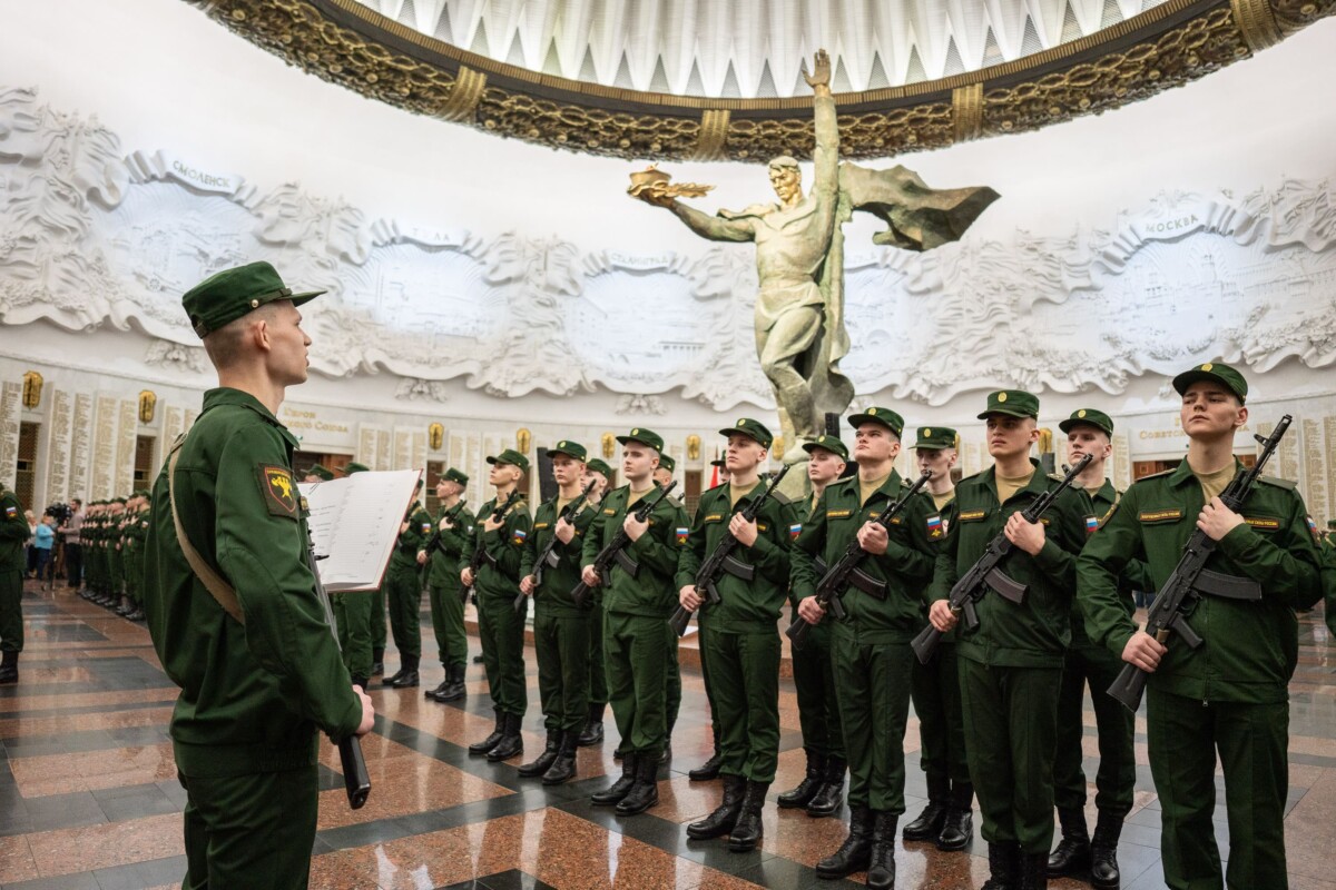 Новобранцы Преображенского полка из Брянской области сегодня приняли присягу в московском Музее Победы