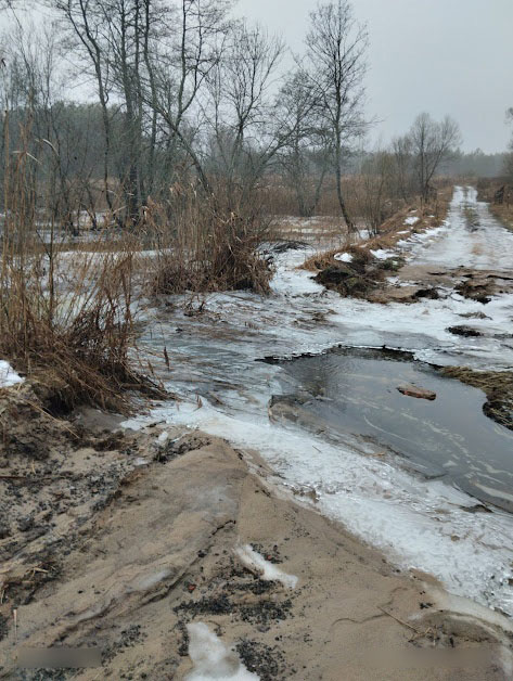 Размытая дорога практически отрезала деревню в Карачевском районе
