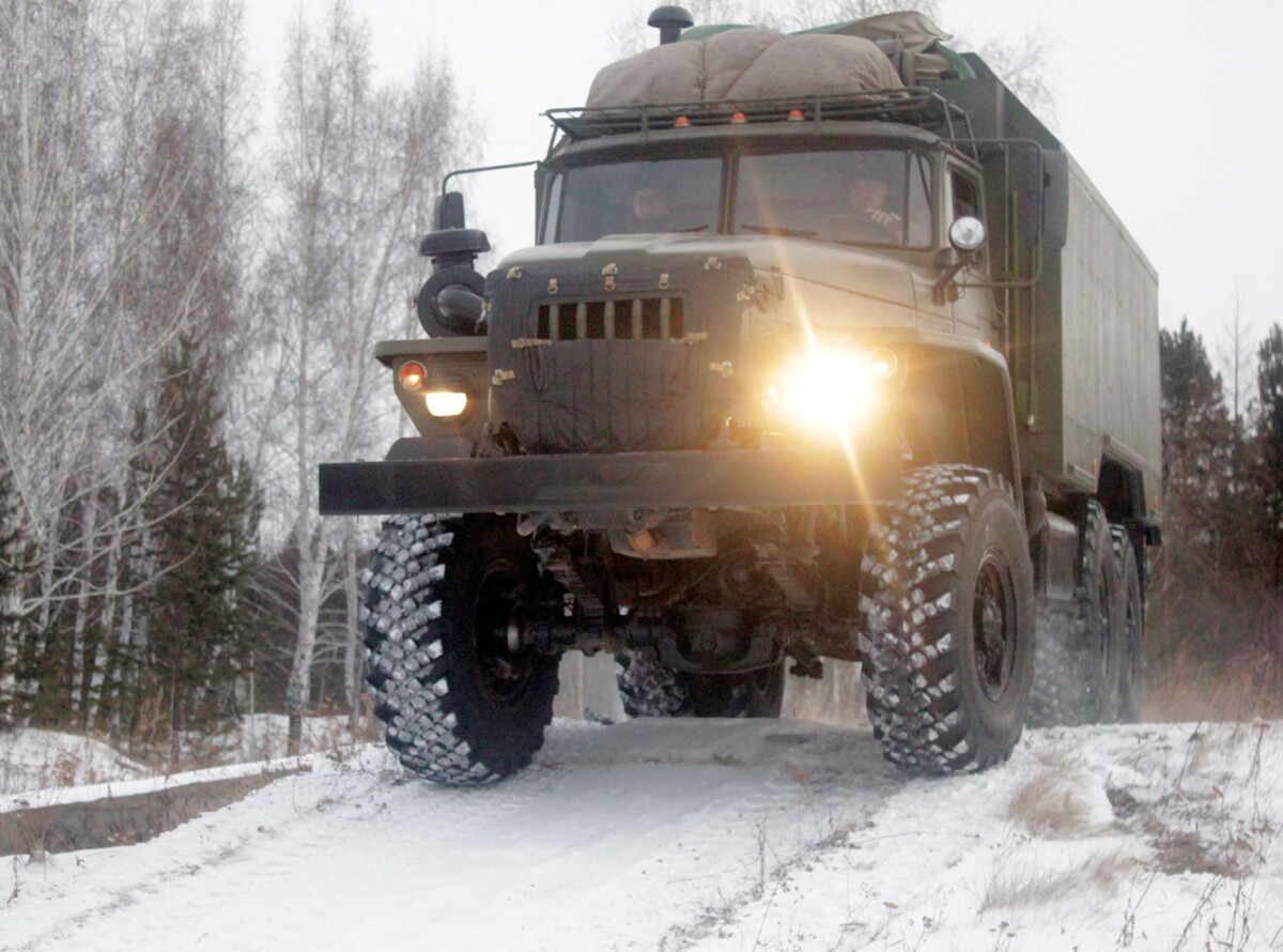 В Брянском соединении военнослужащих учат водить автомобиль в полевых условиях