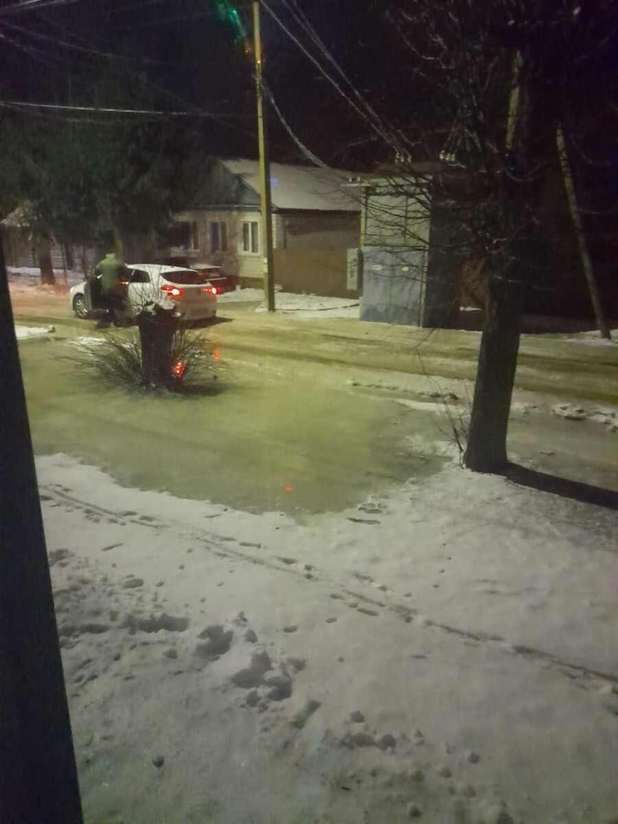 Жители частных домов Карачева превратили дорогу в центральную канализацию