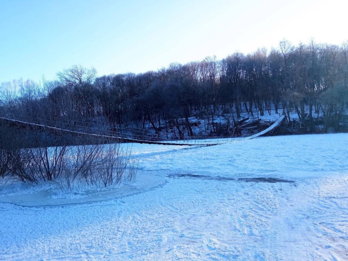 Подвесной мост в Сельцо вмерз в лед