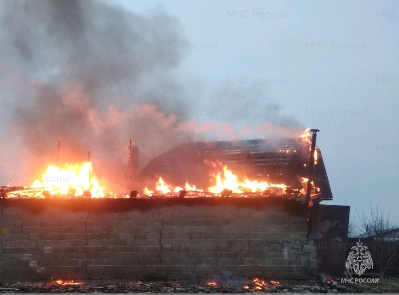 Дом и гараж сгорели в Навлинском районе