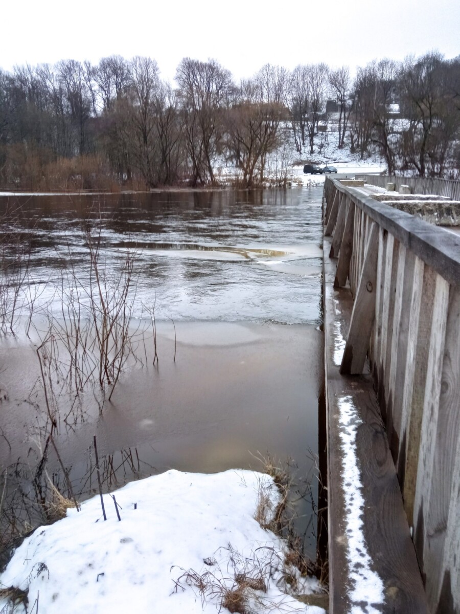 Из-за зимнего паводка в Сельцо закрыли мост для движения транспорта