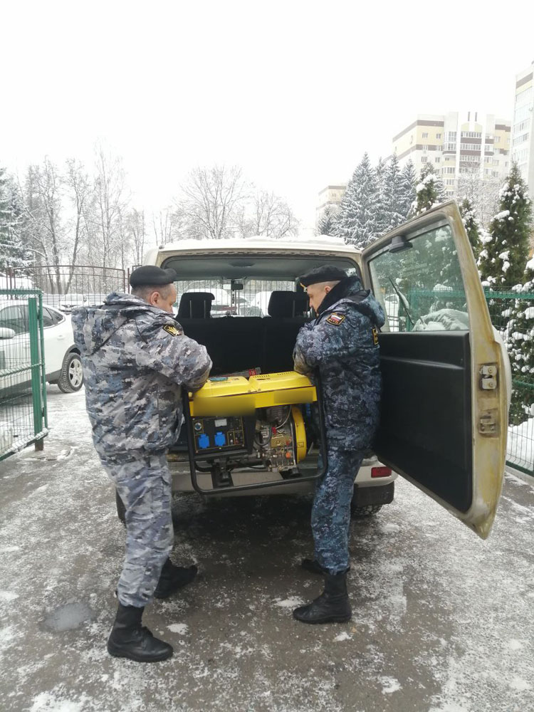 Брянские приставы передали вещи и письма детей мобилизованным землякам в зону СВО