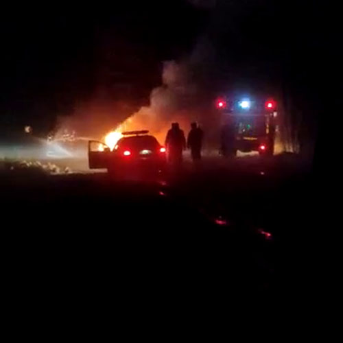 «Водитель жив, в больнице». Очевидцы сняли на видео загоревшийся под Новозыбковом автомобиль