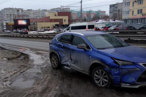 Водитель Lexus столкнула иномарку с дороги в Брянске