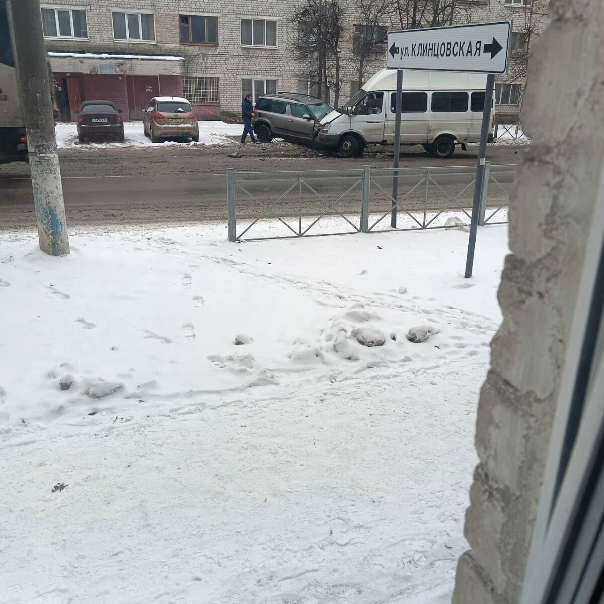 В Брянске на Ново-Советской маршрутка столкнулась с легковушкой