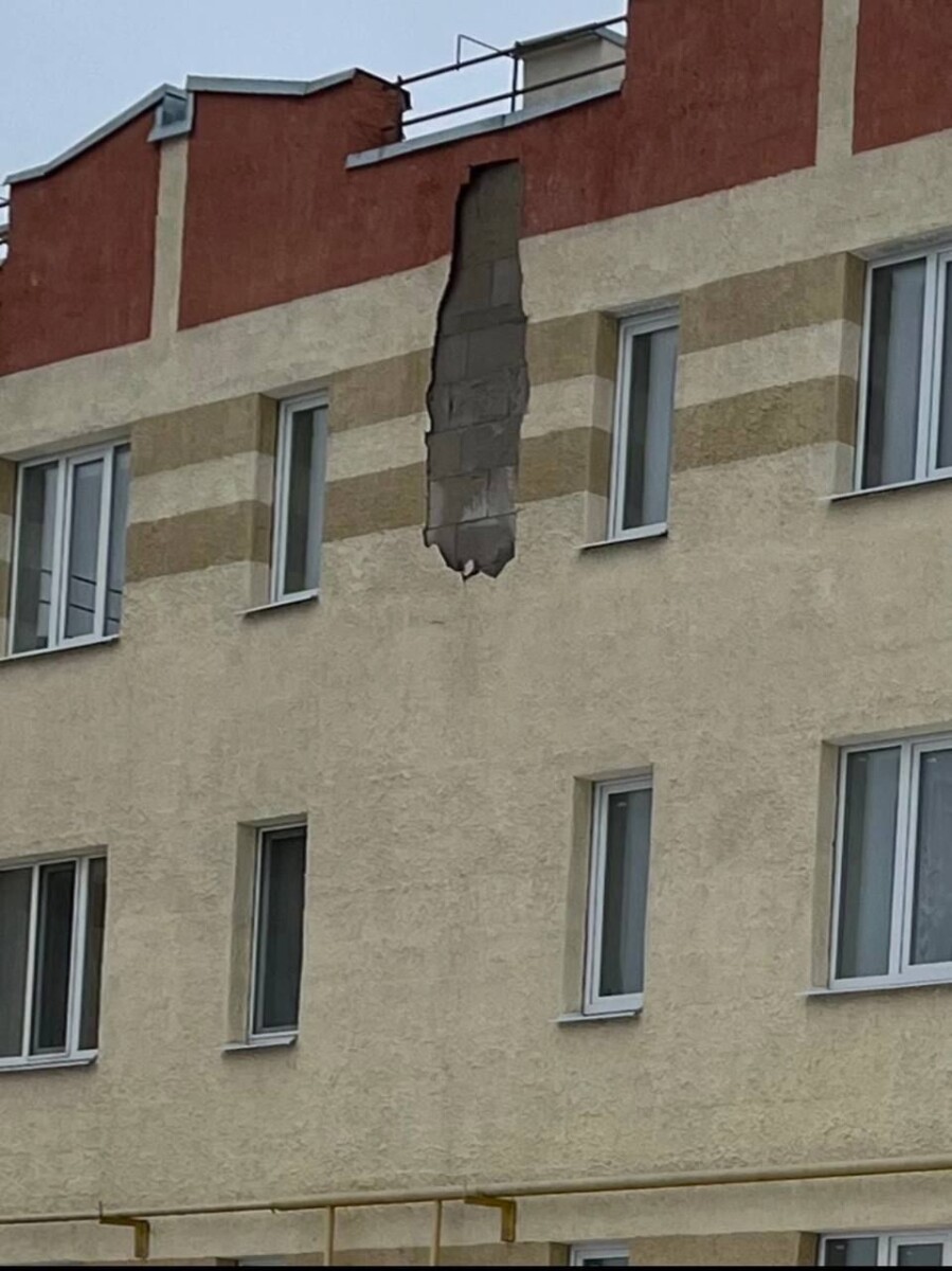 Фасад нового дома для сирот в Климово начал осыпаться