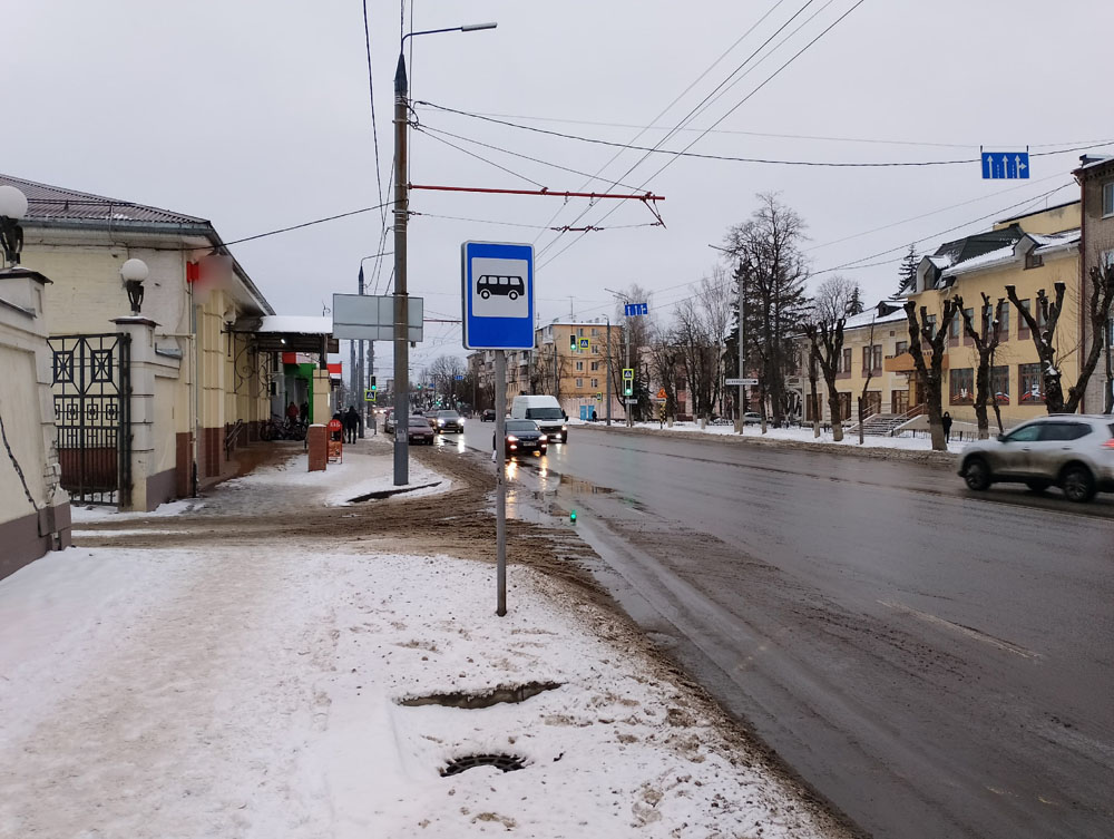 Жители Брянска подняли проблему нечищеных тротуаров на улице Ульянова и недостатка остановки