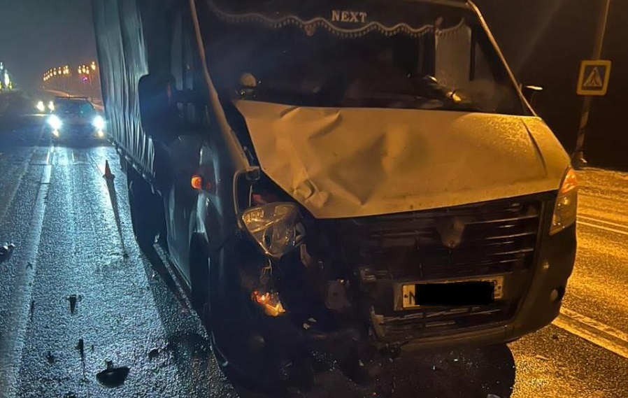 На брянской трассе в Почепском районе под колеса ГАЗа попал 22-летний пешеход