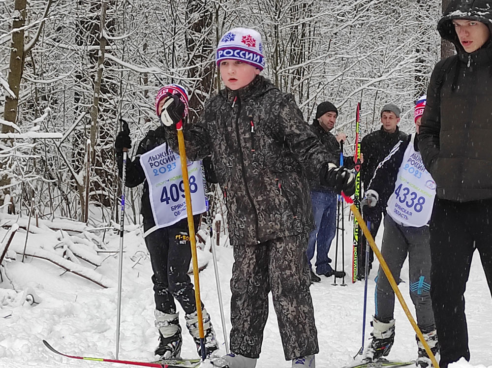 На «Лыжню России – 2023» в лес под Новозыбков съехались спортсмены пяти районов
