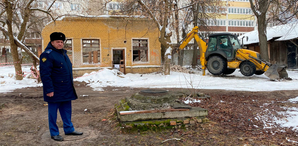 На улице Молодой Гвардии в Брянске приступили к демонтажу заброшенного здания котельной