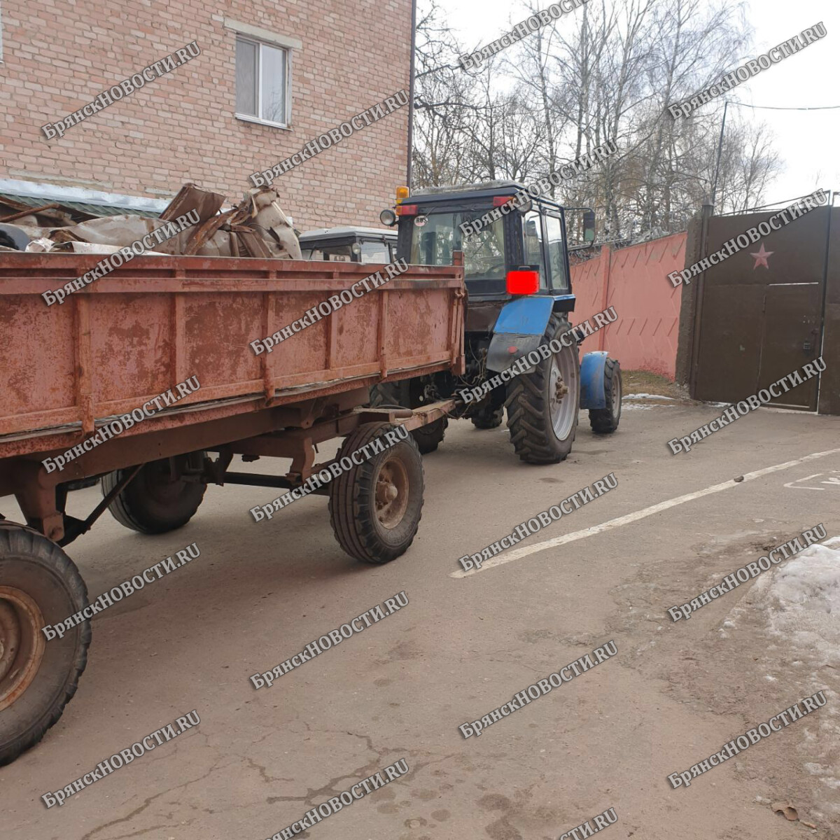 Два трактора с телегами металла остановили сотрудники ДПС в Новозыбкове •  БрянскНОВОСТИ.RU