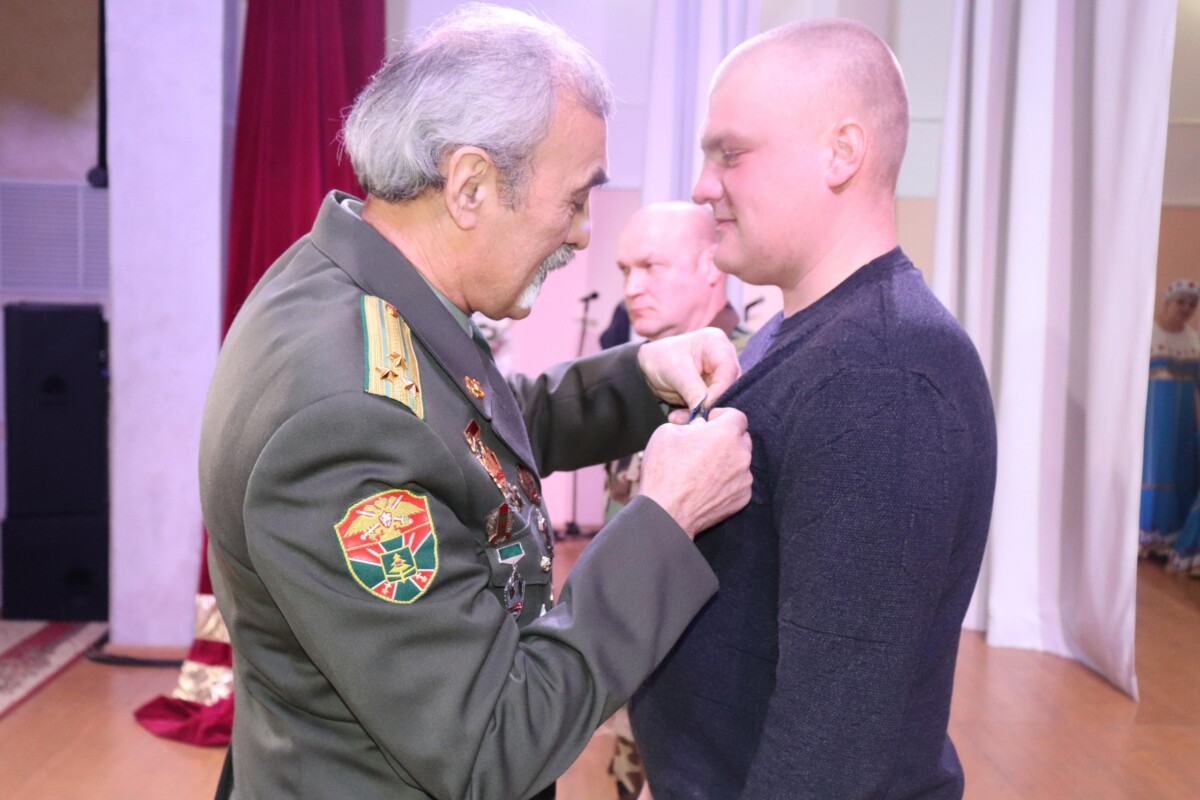 В Погаре торжественно вручили медаль «За отвагу» Владиславу Черняку