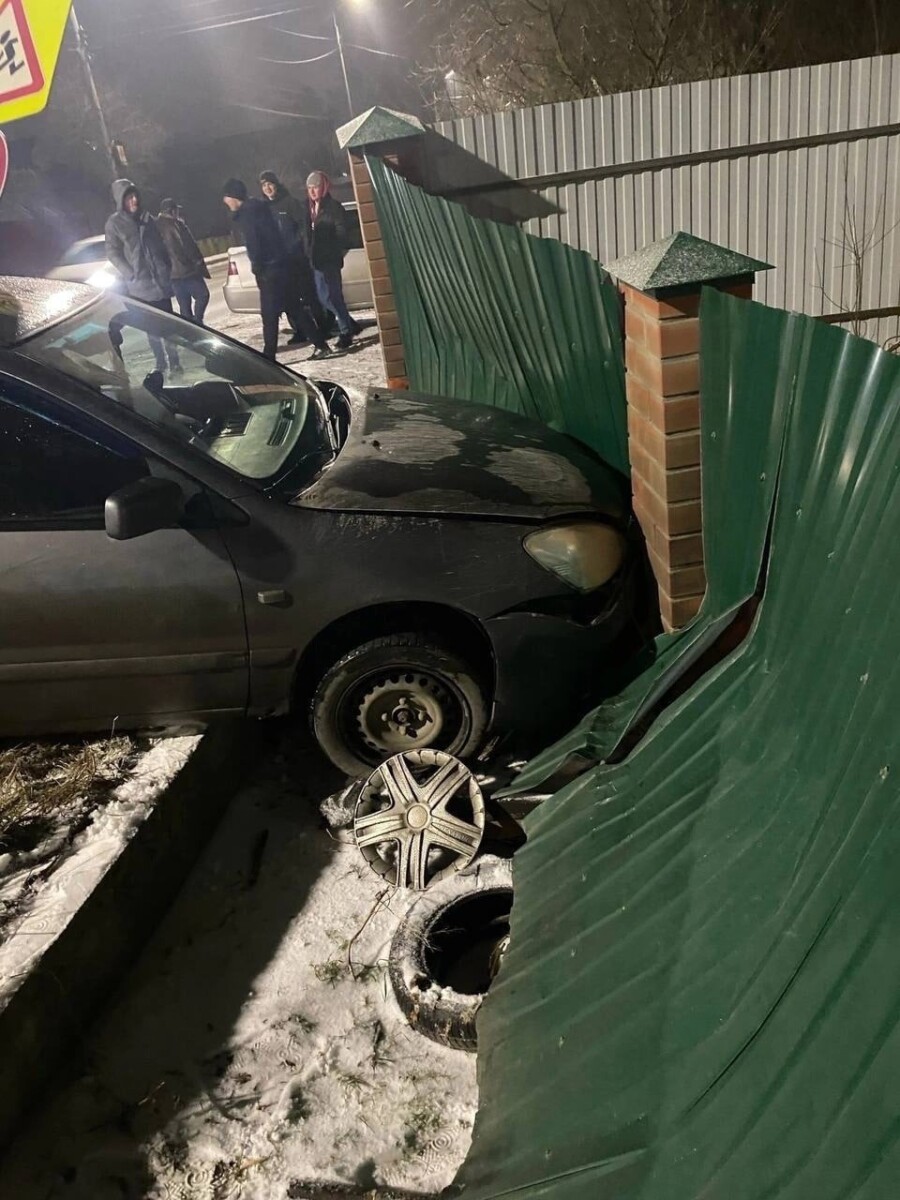 Ночью автомобиль снес забор на улице Делегатской в Брянске
