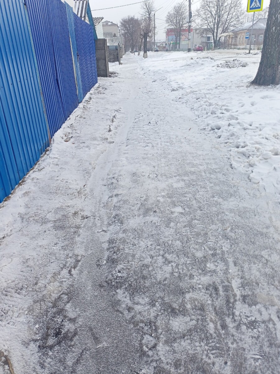 Жители Климово попросили песочка на тротуары