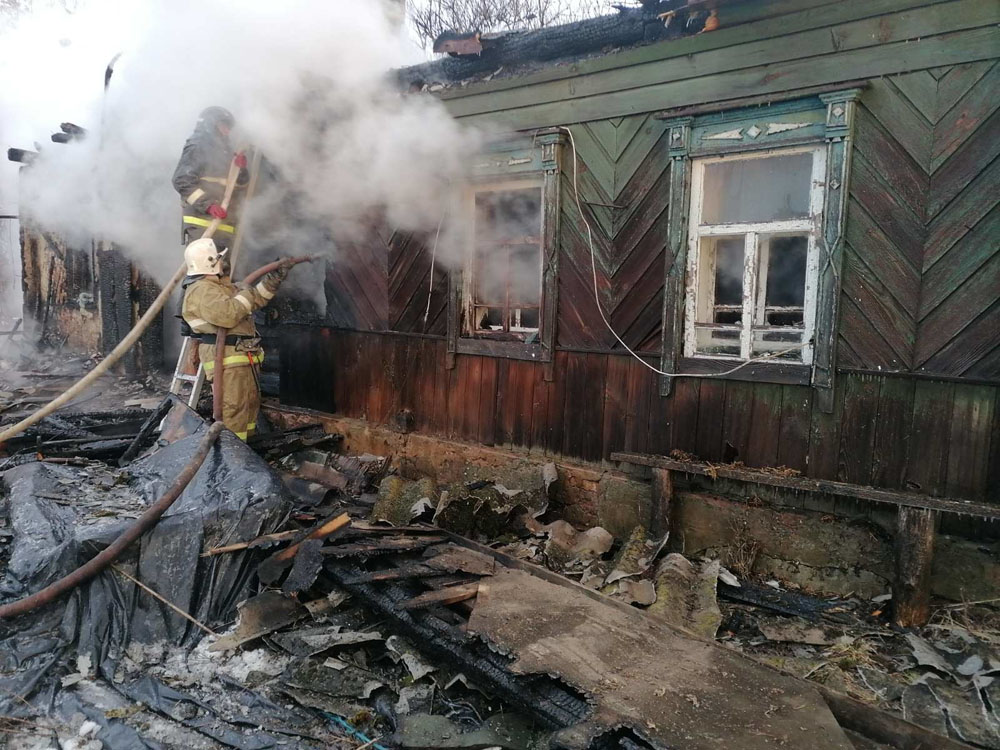 Сегодня утром в горящем доме в селе под Стародубом погибла женщина