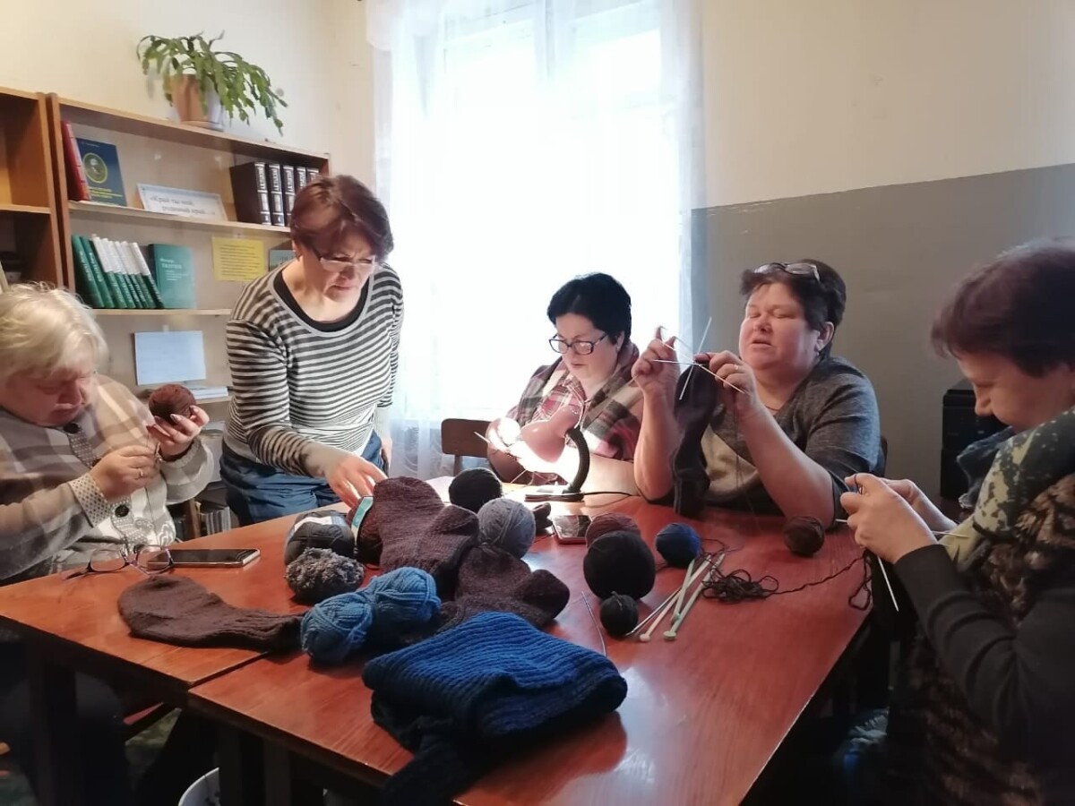 Жительницы села Сновское вяжут теплые носки для бойцов российской армии