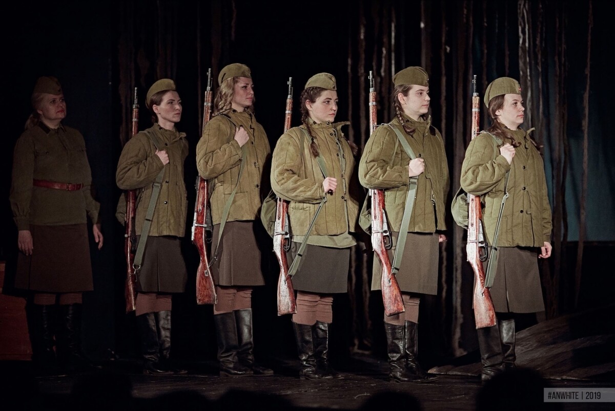 На театральных сценах Брянска ставят легендарные спектакли «А зори здесь тихие» и «Не покидай меня»