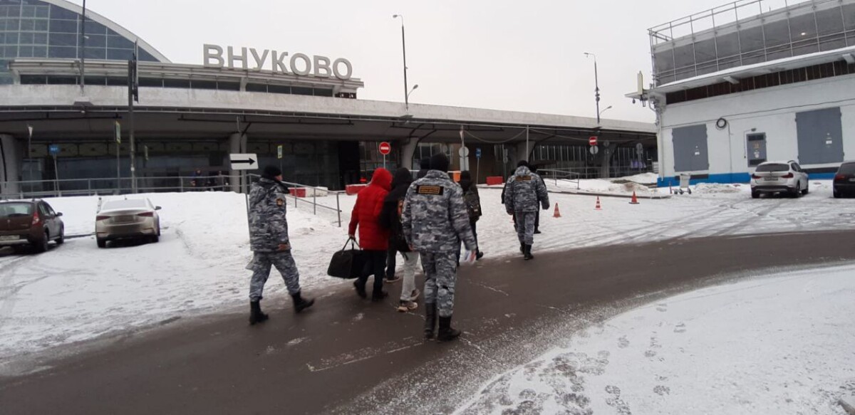 Шестерых мигрантов из Узбекистана приставы Брянска выдворили из страны