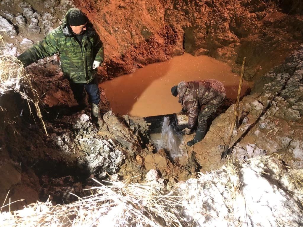 В Новозыбкове сутки устраняли две крупные аварии на водопроводе