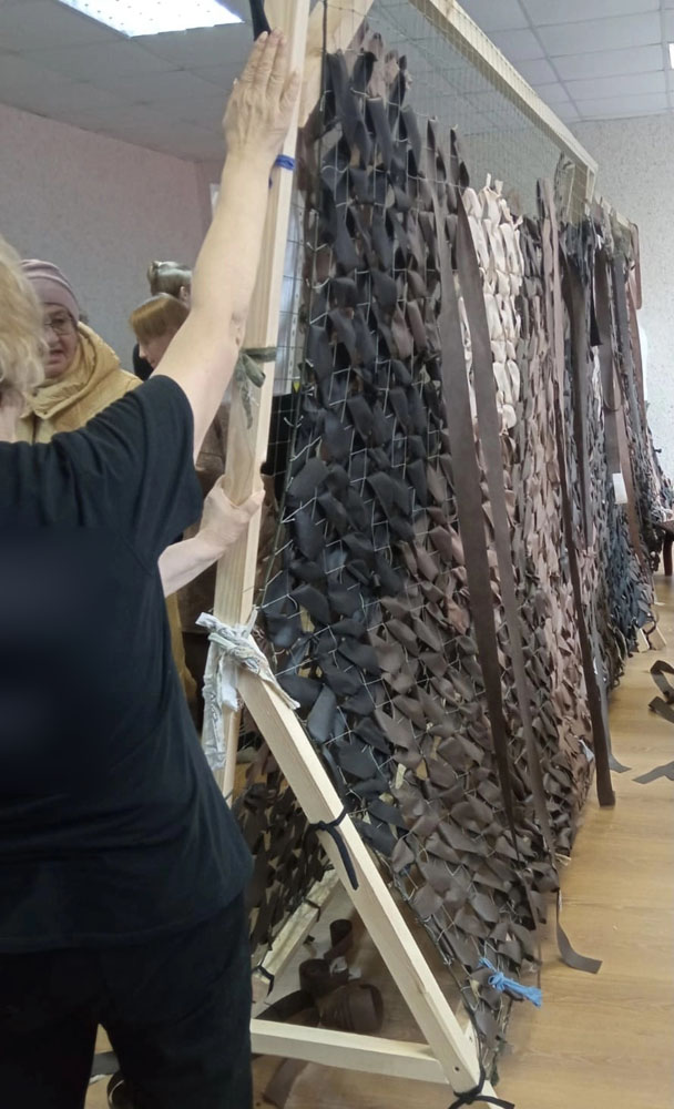 В Брянске добровольцы плетут маскировочные сети для российских военных