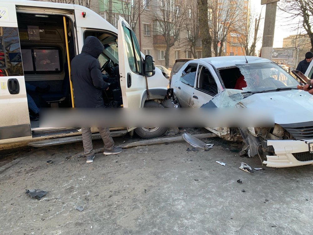Два человека доставлены в больницу после ДТП на улице Луначарского в Брянске