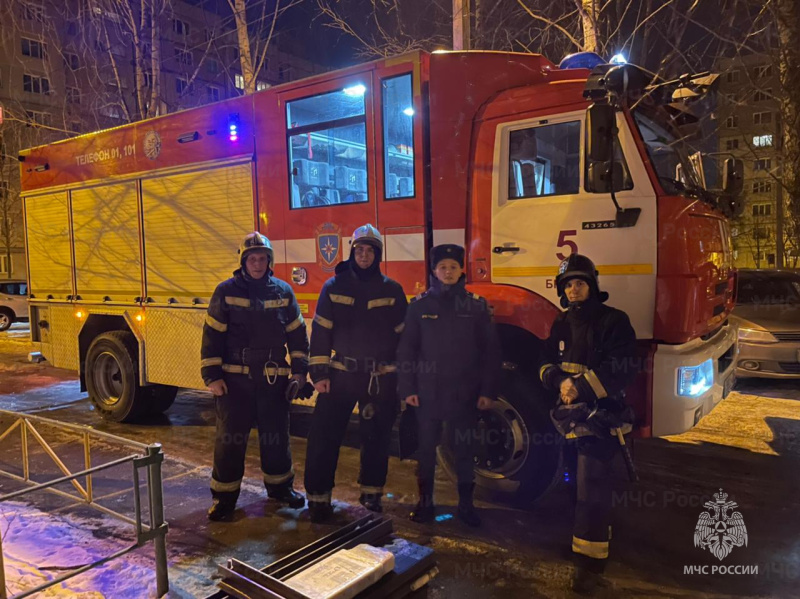 Вот эти пожарные в ночь на 11 февраля спасли в Брянске 12 человек
