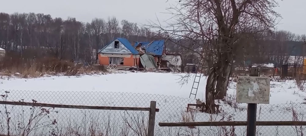 В Брянской области показали повреждённый обломками беспилотника жилой дом