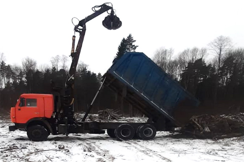 В Брянске водитель КАМАЗа выгрузил строительные отходы за гаражи