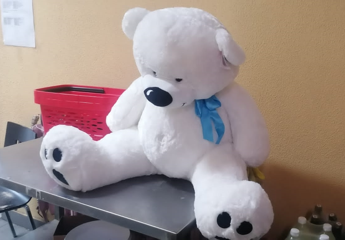 В Брянске из магазина украли большого белого медведя