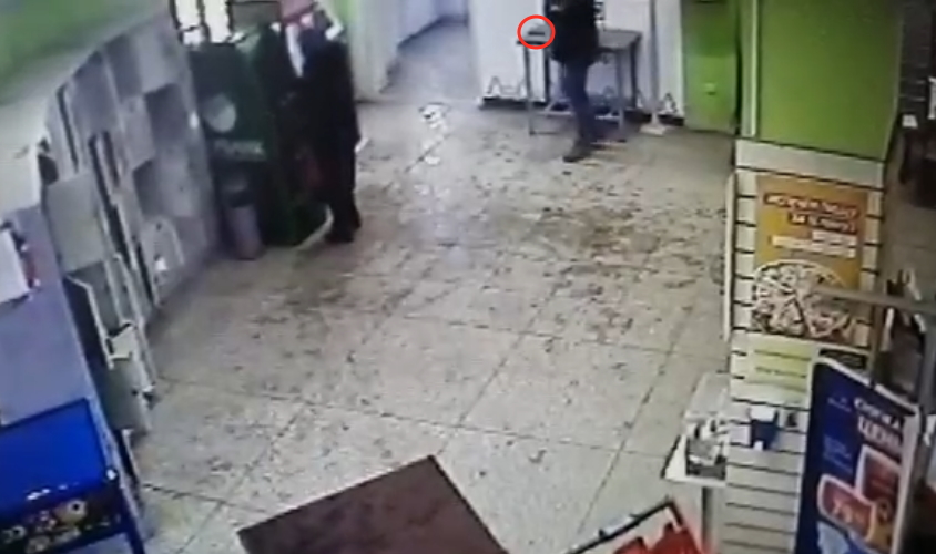 В Брянске мужчина украл телефон у покупательницы и попал на камеру
