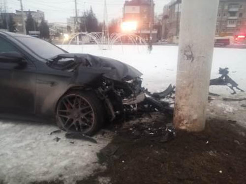 В Брянске пытавшийся скрыться автомобиль влетел в электроопору
